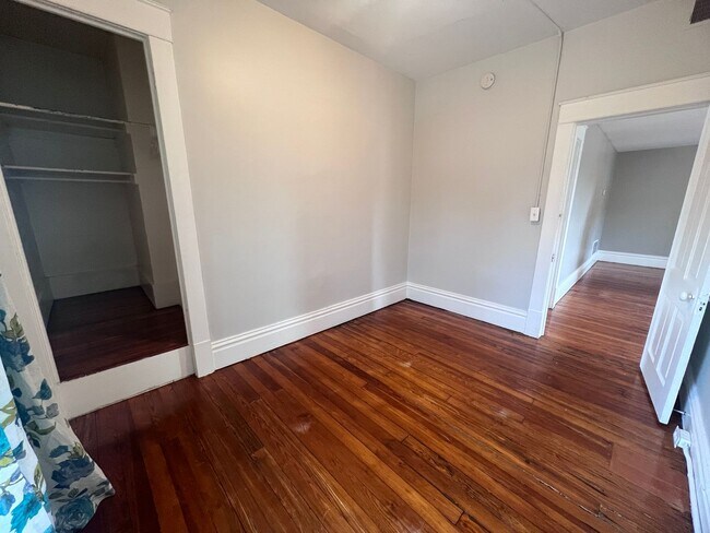 Building Photo - Two Bedroom Apartment! Three Blocks from Michigan Ave (Medical Mile)
