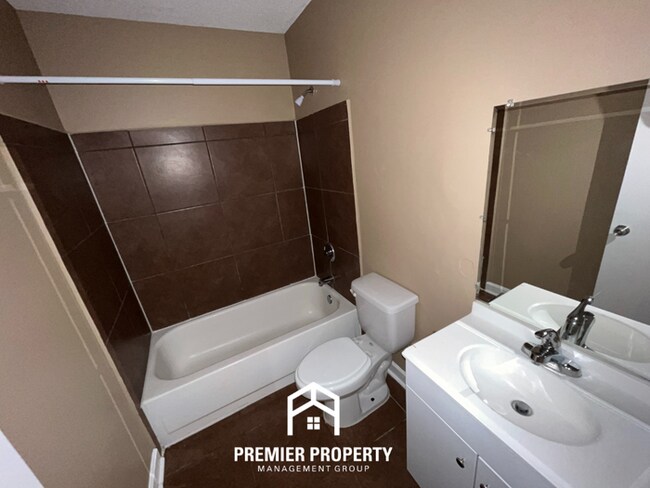 Building Photo - 3 Bedroom Home for Rent in Memphis | Formal Dining Room & Fenced Yard