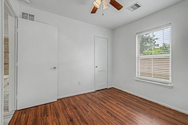 Building Photo - 8159 Glenhollow Dr