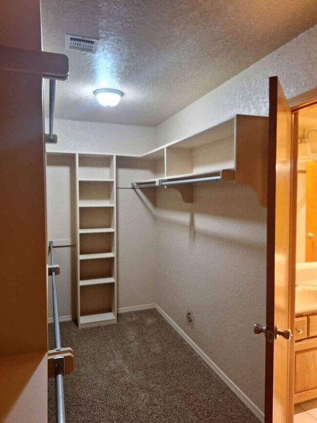 Building Photo - 1701 Pinnacle Ln