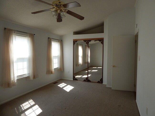 Building Photo - Fabulous TH with Garage! Great Location!