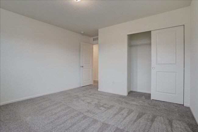 Building Photo - Available for move-in on 05/15/26- 3bed/2.5bath in Aurora!