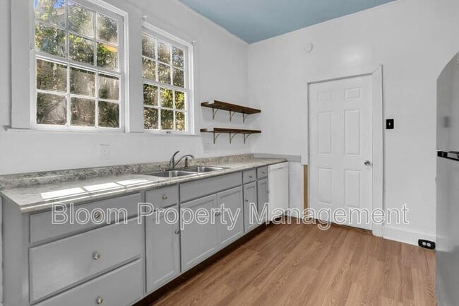 Building Photo - 299 Coming St