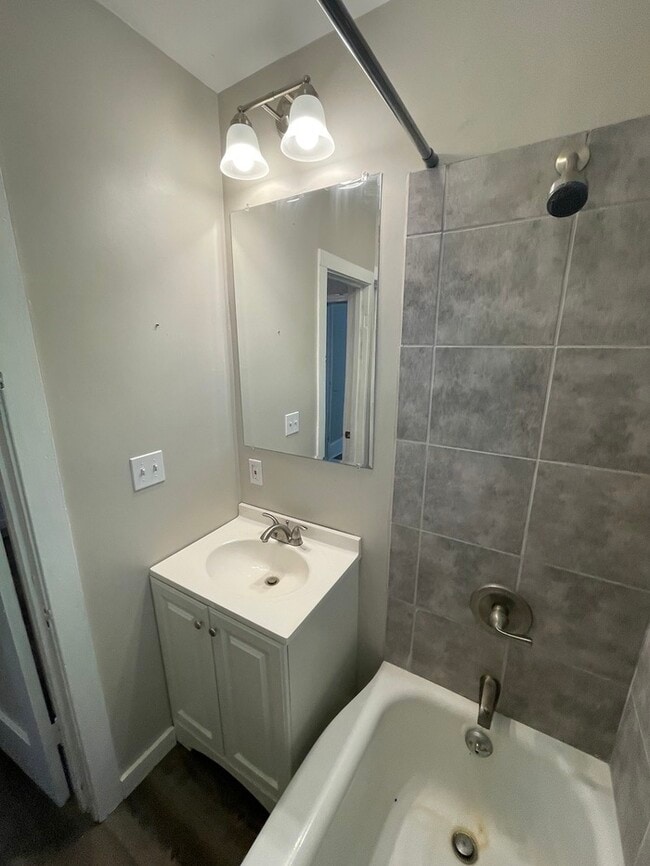 Building Photo - Downtown Sparta Two Bedroom Upper Unit