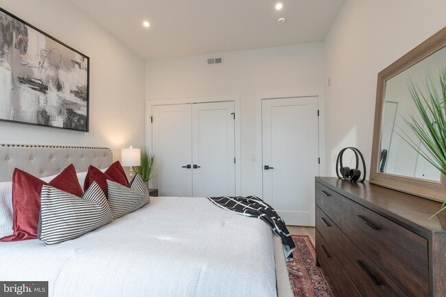 Building Photo - 1421-23-1423 E Columbia Ave