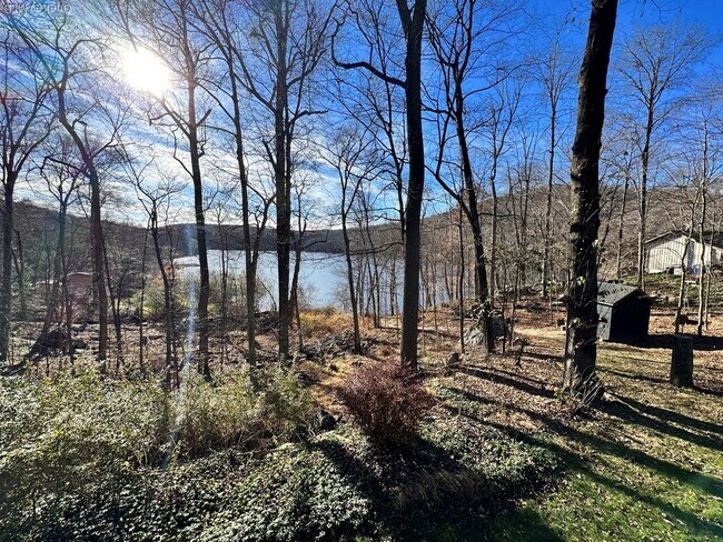 Building Photo - 117 Seven Hills Lake Dr