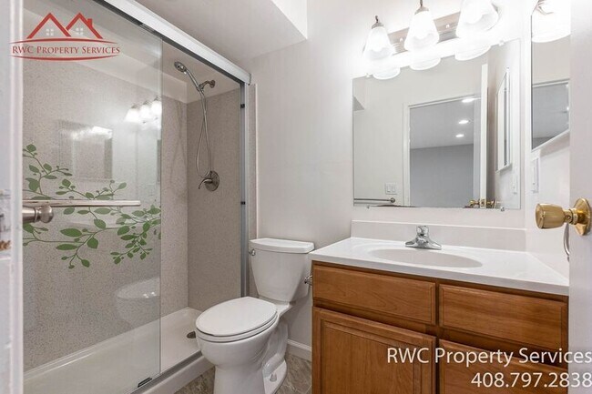 Building Photo - 1050 Oaktree Dr