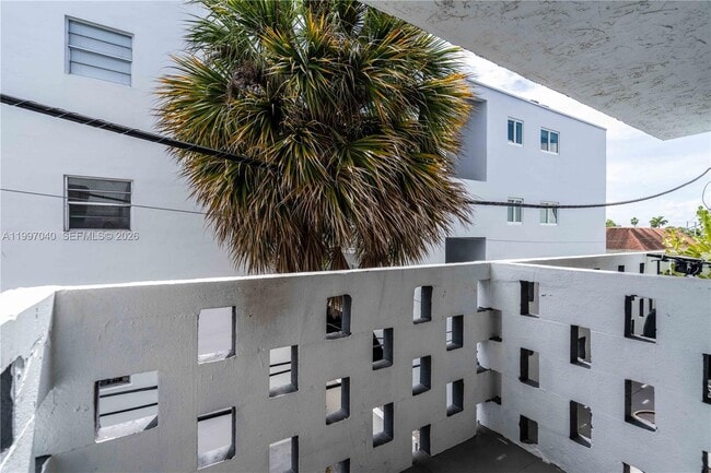 Building Photo - 1986 Biarritz Dr