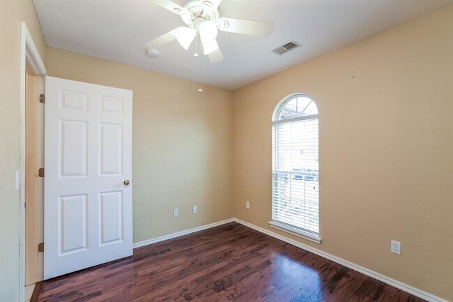 Building Photo - 536 SW 154th Ct
