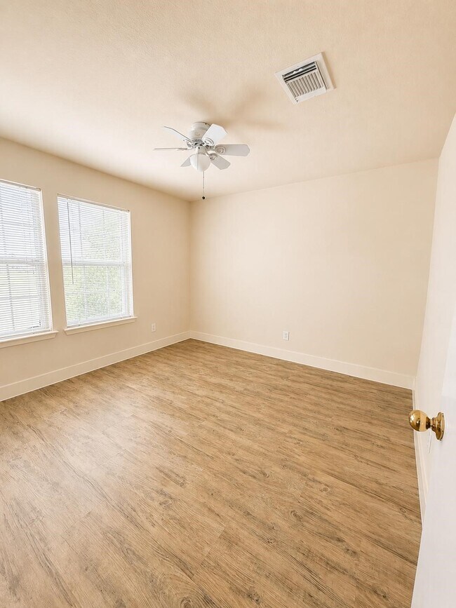 Building Photo - 6146 Settlers Lake Cir W