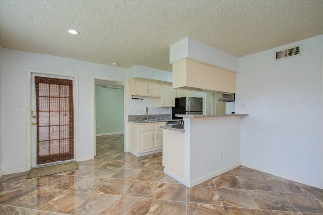 Building Photo - 2750 Holly Hall St