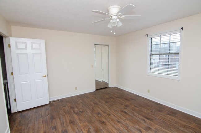 Building Photo - Convenient Bellevue Townhome