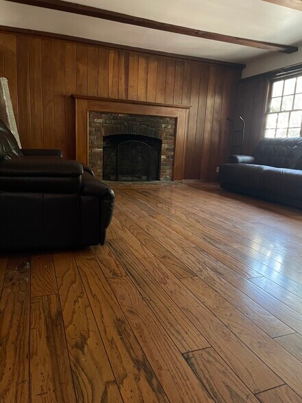 Family room - 8440 Darby Ave