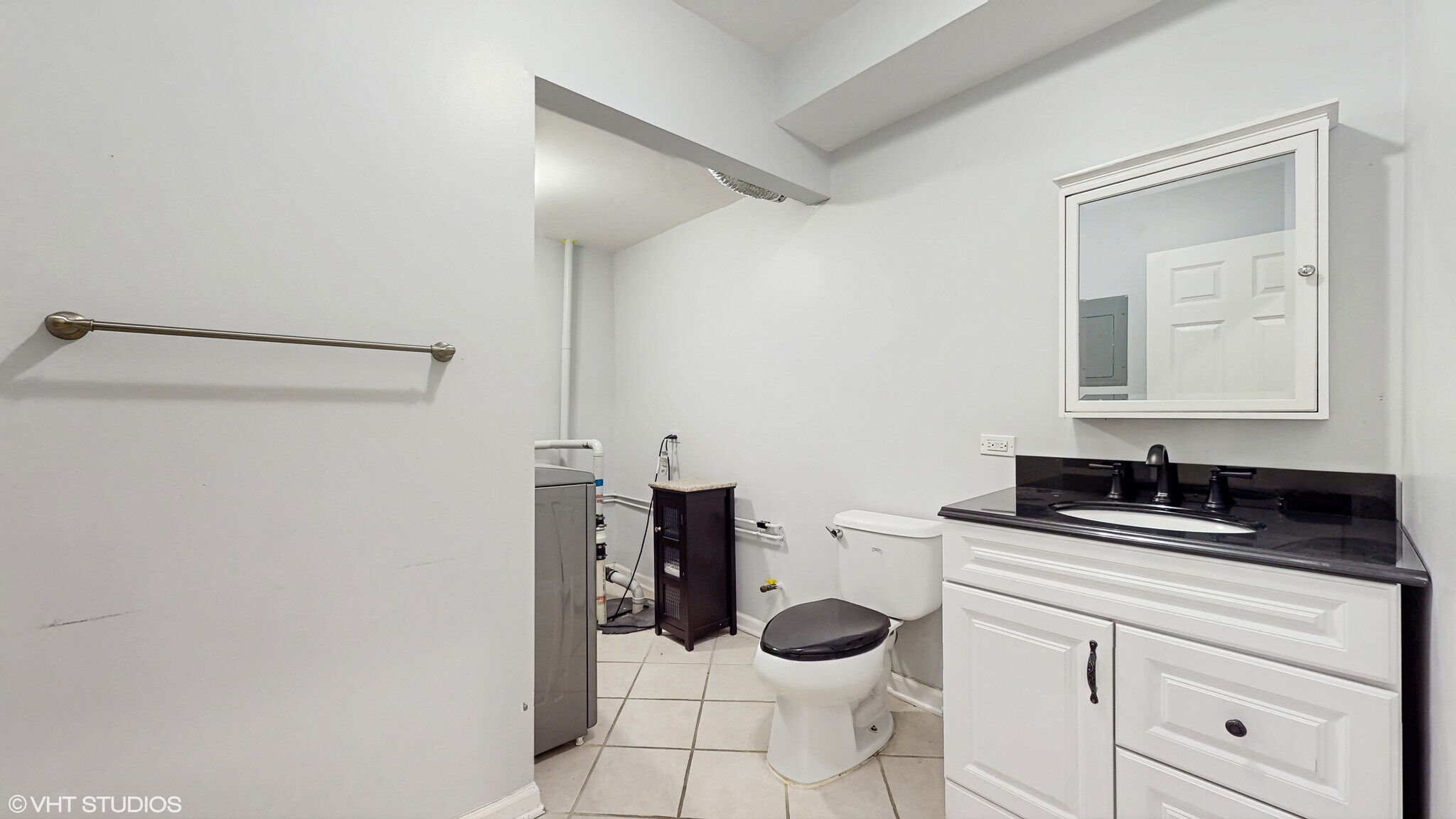 Third Bath - 710 W Aldine Ave