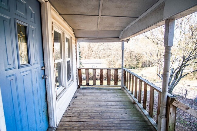 Building Photo - 1138 Valley Dr SW