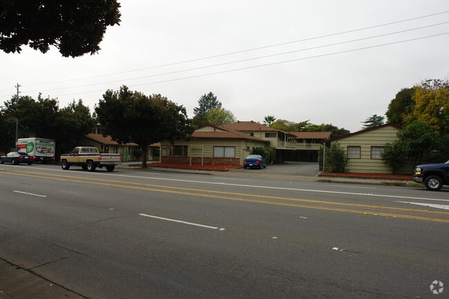 Primary Photo - Village Court Apartments