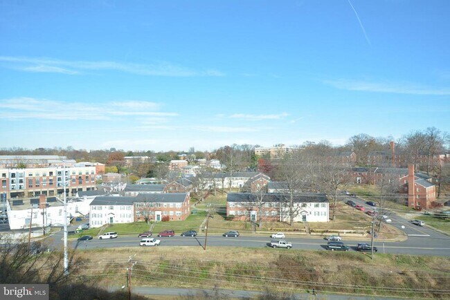 Building Photo - 4600 S Four Mile Run Dr