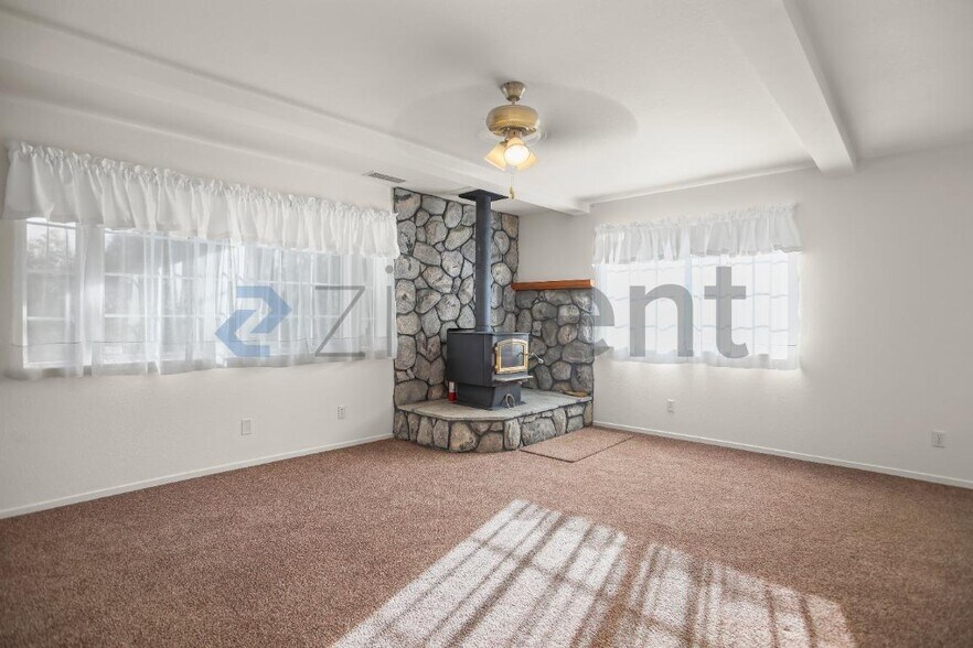 Building Photo - Unit