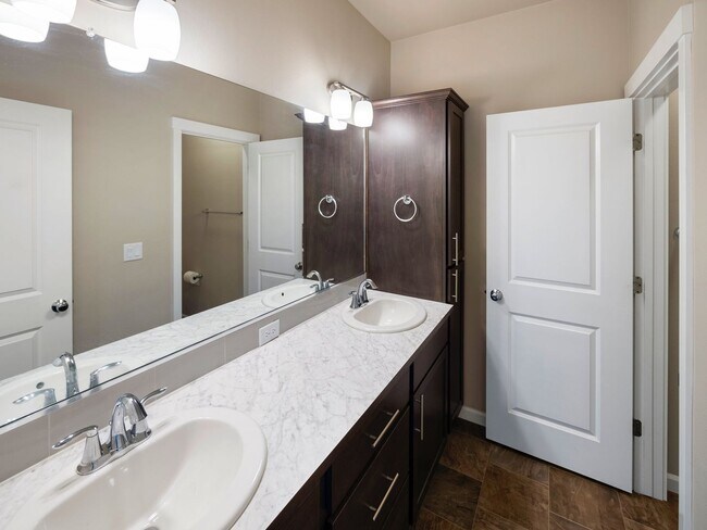 Building Photo - 2423 W Bridge Ave