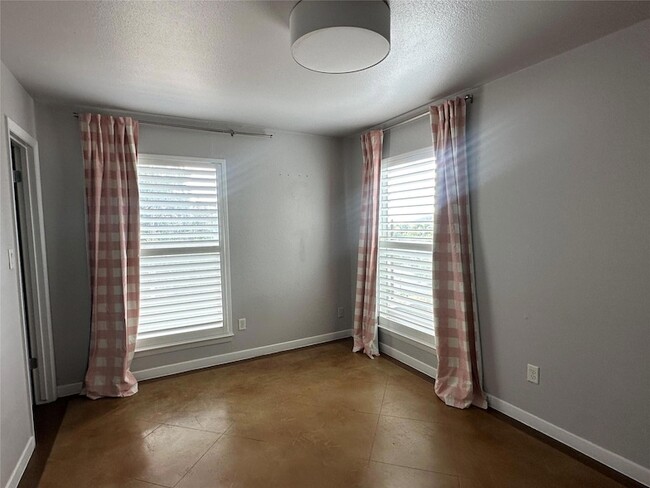 Building Photo - 5206 Scenic View Dr