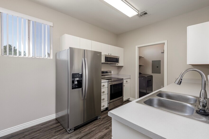 Building Photo - 9550 E Thunderbird Rd