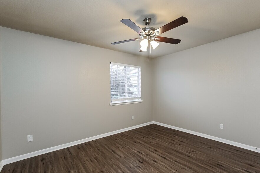 Building Photo - 1406 High Park Cir