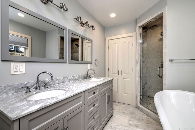 Building Photo - 1591 Huntington Turnpike