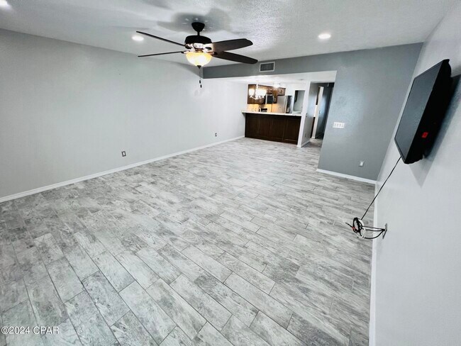 Building Photo - 8623 N Lagoon Dr