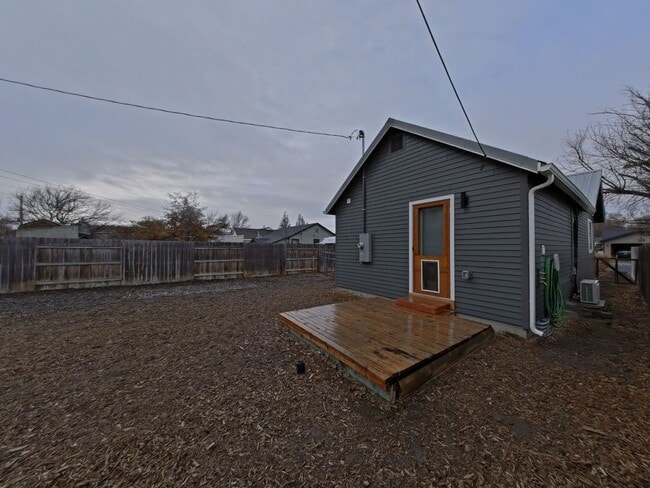 Building Photo - Lovely Remodeled 2 Bedroom Home in the hea...