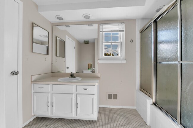 Building Photo - 197 Kings Way