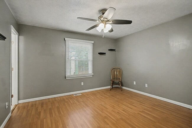 Building Photo - 4 bedrooms with 2 ensuites-close to shopping.