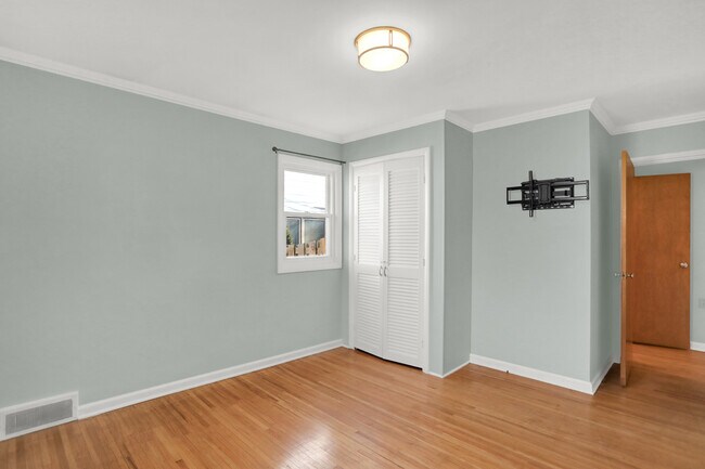 Building Photo - 1240 N Irvington Ave