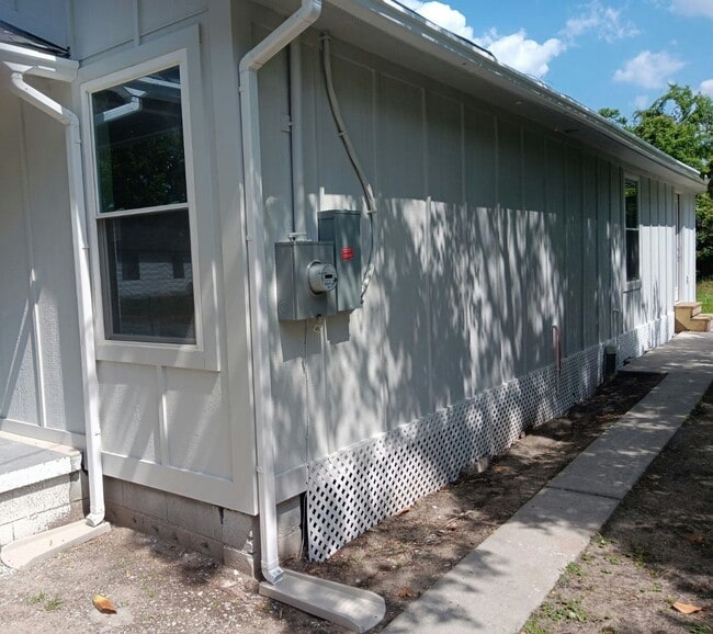 Building Photo - 8 Leon Village Dr