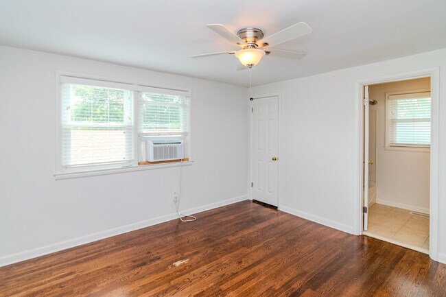 Building Photo - 282 Zandale Dr