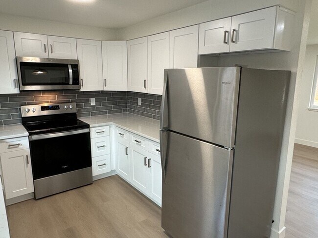 Building Photo - Completely Renovated 2BD/1BA Condo w Attached Garage
