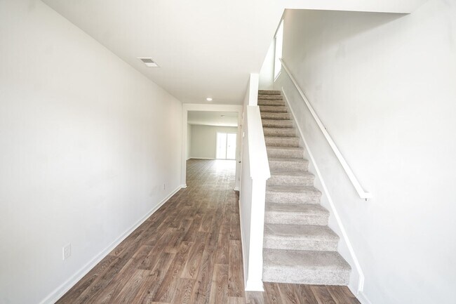 Building Photo - AVAILABLE NOW!