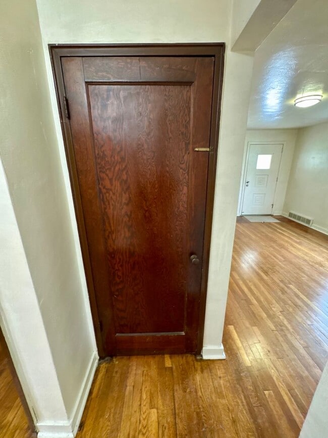 Building Photo - Charming 4 Bed 1.5 Bath house with BRAND NEW KITCHEN!!!