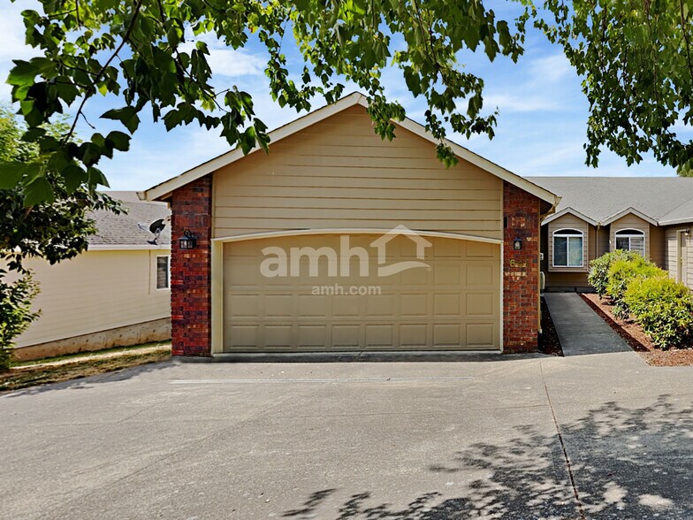 Primary Photo - 641 NW Meadows Dr