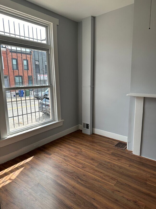 Building Photo - Spacious Rooms! Hardwood Flooring Througho...