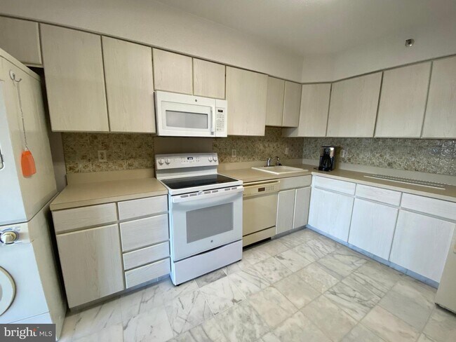 Building Photo - 3713 S George Mason Dr