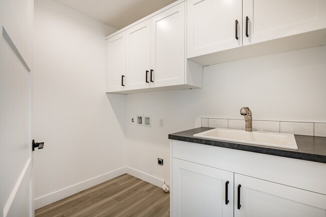 Building Photo - 1517 Hovel Rd