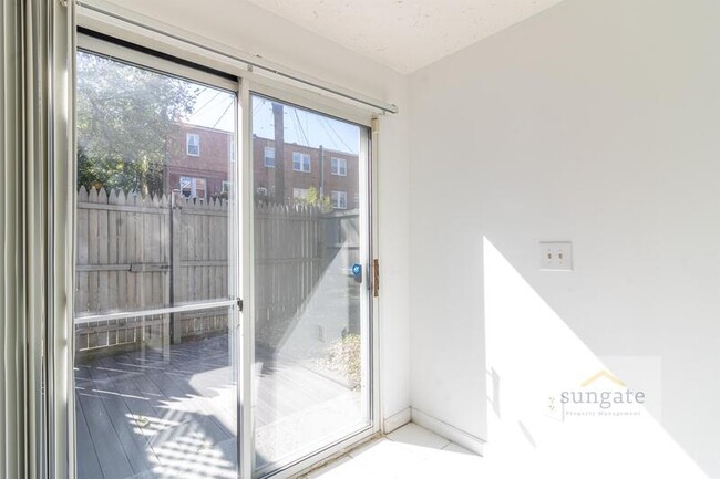 Building Photo - 16 Nunnery Ln