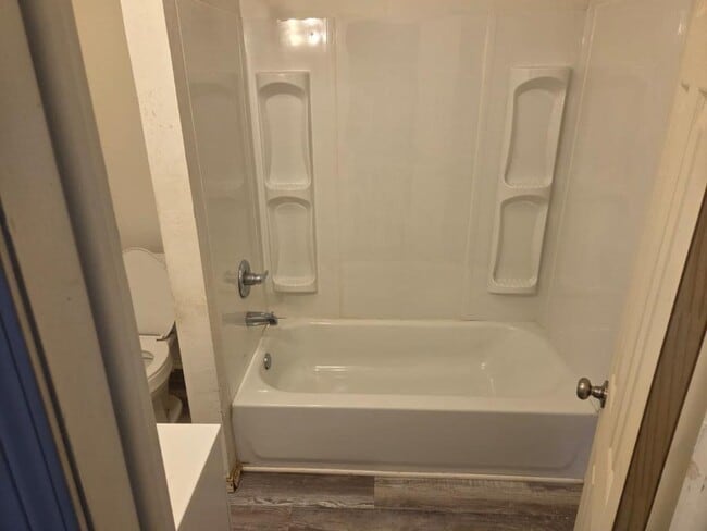 Building Photo - 605 Ivanhoe St