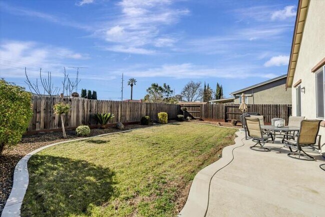 Building Photo - Gorgeous 3 Bedroom 2 Bath 2 Car Garage Sin...