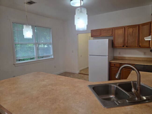 Building Photo - 3 Bedroom 3 Bath
