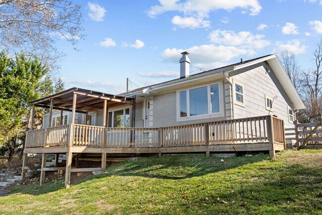 Building Photo - 2BR/2BA Cottage that's on the Rive – Minutes from Downtown Knoxville and Maryville