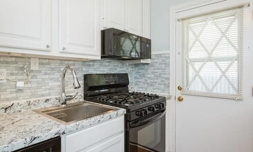 Building Photo - Spacious 4BR Family Home on Court Way | 1,875 Sq Ft | $2,593/mo
