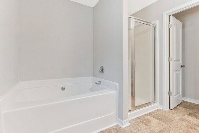 Building Photo - 5441 Pescara Dr