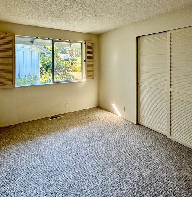 Building Photo - 4 Bed / 2.5 Bath Bellevue rambler $4,095/month