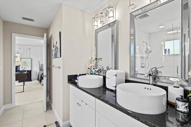 Building Photo - 5709 Silver Sun Dr